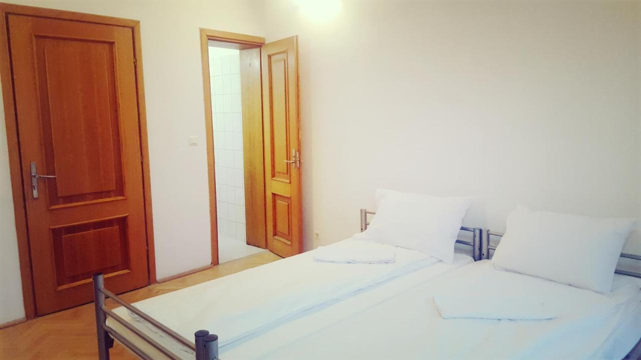 Sleep Inn Hostel Букурещ Екстериор снимка